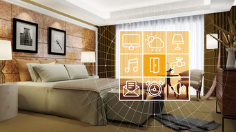 Hotelzimmer mit holografischer Darstellung von mehreren Symbolen, die der Automatisierung dienen