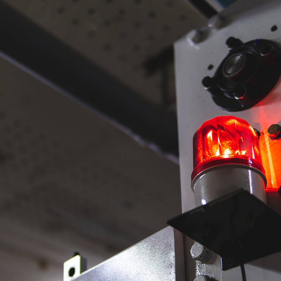 Verschwommen zurückhaltend Beleuchtete rote Warnnotbeleuchtung der Fabrikindustrie | © Sergey - AdobeStock