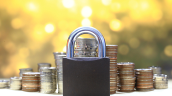  Münzgeldstapel und Schloss auf Goldlichthintergrund. Spar- und Finanzsicherheitskonzept. | © suebsiri - AdobeStock