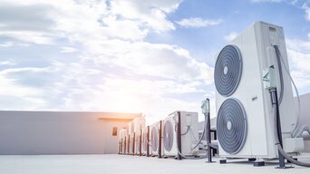 Mehrere Außengeräte einer Klimaanlage auf einem Flachdach – effiziente Kühllösungen für Gewerbe und Industrie