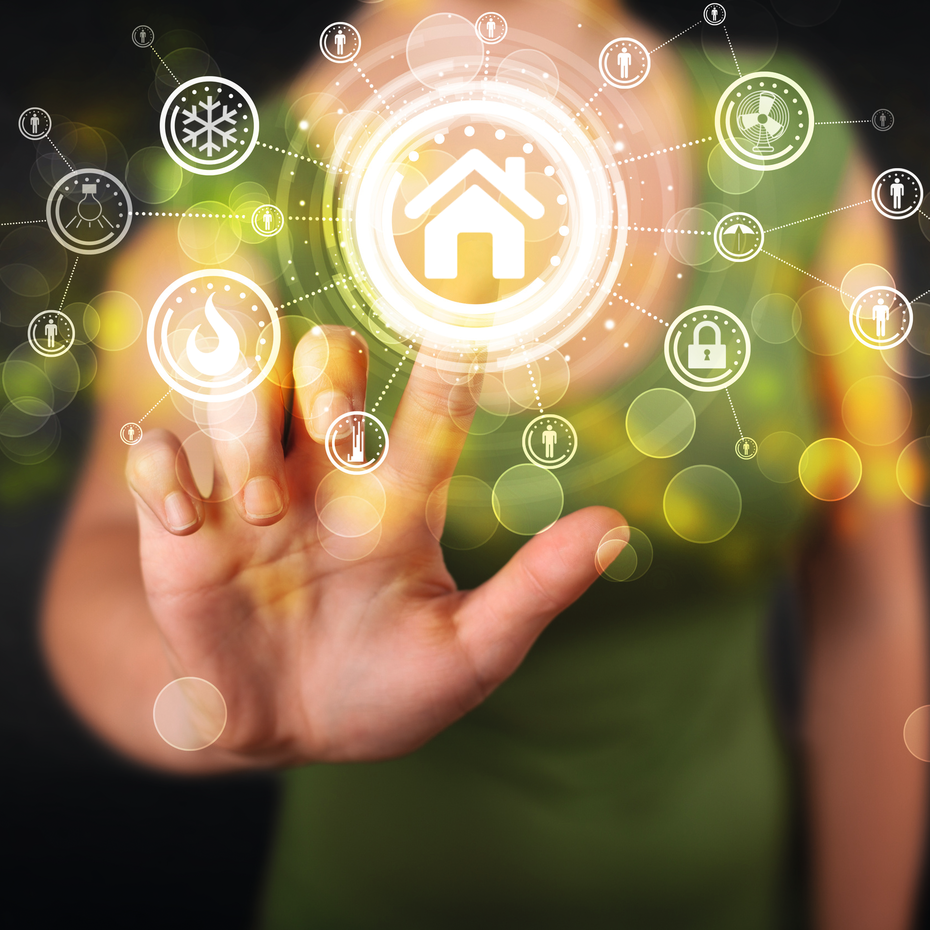 Person drückt mit dem Zeigefinger ein Haus-Icon auf einer holografischen Darstellung | © ranczandras - ra2studios