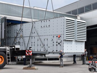 Die tonnenschweren Lüftungsgeräte wurden im Werk in Lustenau/Österreich gefertigt und per Sondertransport nach Werne befördert. Beim Verladen aus der Werkshalle auf den Lkw war Maßarbeit gefragt. | © bösch heizung.klima.lüftung