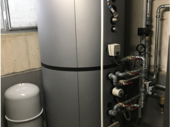 Der Systemspeicher EMMA mit integriertem Edelstahl- Wellrohrregister für hygienische TWW-Bereitung und optimales Wärmemanagement. | © bösch - heizung, klima, lüftung