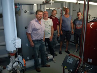 V.l.n.r.: Albert Schröder (bösch heizung), Reinhold Schmutzler (bösch klima), Christian Webersberger (Projekttechnik DDC bösch heizung), Herbert Stuhler (Hausmeister Hotel Bad Hofgastein) und Sebastian Riepler (HSG Schattauer) im Heizraum des Hotels. 