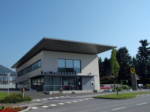 Reversible Wärmepumpentechnologie von bösch für Raiffeisenbank.