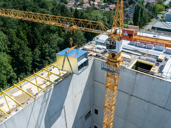 Der Verhub der Kuben mit einem Kran direkt durch das Dach in den obersten Stock. | © skycopter