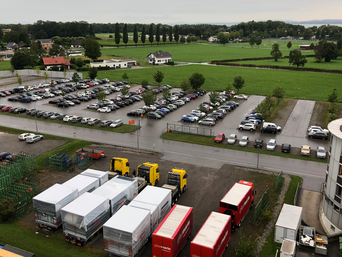 Die Anlieferung von drei Lüftungsgeräten in Kuben mit dem Schwerlasttransport.  | © bösch heizung, klima, lüftung