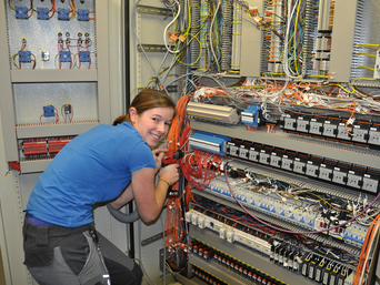 Kerstin Wohlgenannt (Schaltschrankbau) während des Umbaus vom Schaltschrank Reinraum. | © bösch - heizung, klima, lüftung