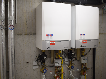 Zwei Gas-Brennwert-Heizzentralen à 65 kW zur Spitzenlastabdeckung. | © bösch - heizung, klima, lüftung