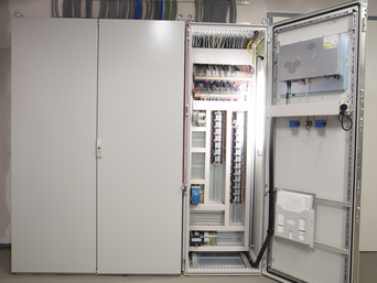 Schaltschrank offen. | © bösch - heizung, klima, lüftung