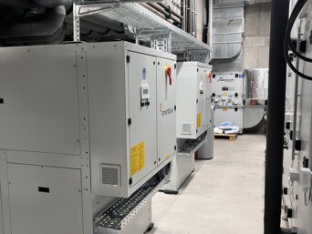 Die reversiblen Hochtemperatur-Wärmepumpen von bösch, mit einer Leistung von je 103 kW, werden mit dem Kältemittel R513A betrieben. | © Walter Bösch GmbH & Co KG