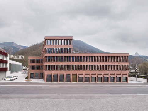 Die neue Firmenzentrale von Jäger Bau in Bludenz, ein architektonisches Meisterwerk, das moderne Ästhetik mit nachhaltigem Bauen vereint. | © Adolf Bereuter