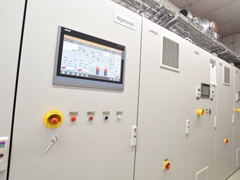 Die innovative bösch Regelung für Mehrkesselanlagen (Mehrkesselregelung [MKR]) mit großem Touch-Display. | © bösch heizung.klima.lüftung