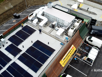 Die Gebäudetechnik (bösch All-in-one Kompaktlüftungsgerät, Wärmepumpen Clivet WSAN-YES und ein Samsung Klimagerät) sind auf dem Dach des Gebäudes positioniert. | © KöllnerW