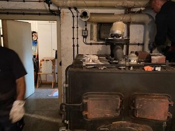 Demontage des alten Kessels mit dem montierten Brenner. | © Weinkellerei Thomüller