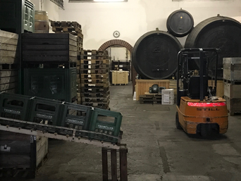 Weinlager mit dem demontierten alten Brenner. | © Weinkellerei Thomüller